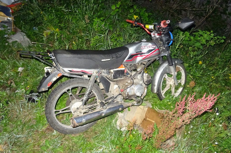 Нетрезвый бесправный мотоциклист врезался в автомобиль в Шенкурске